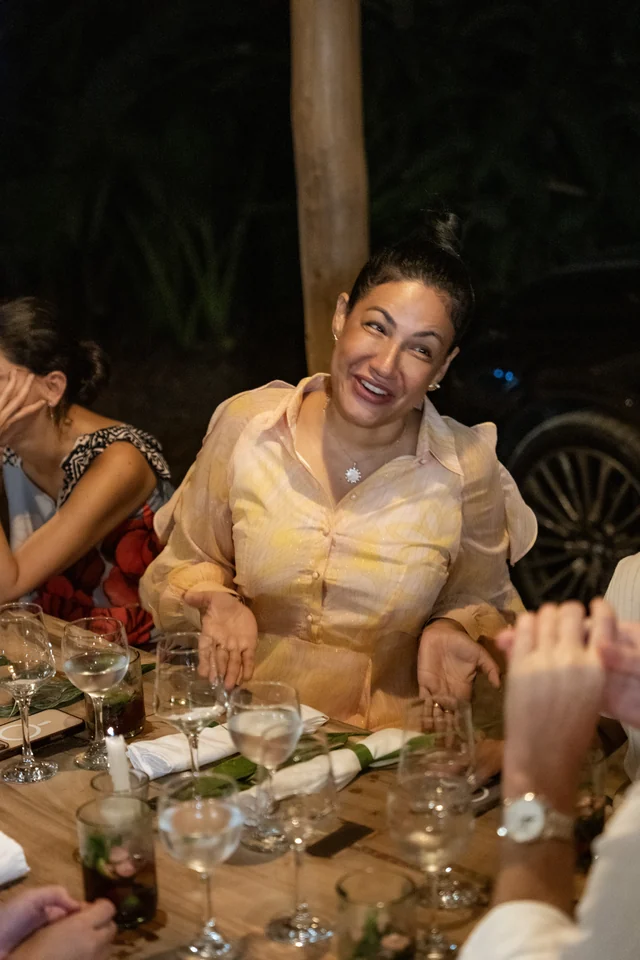Una invitada sonríe durante una cena