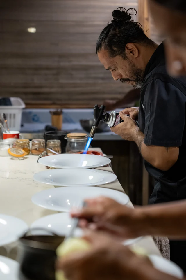 La mesa y el equipo durante una cena