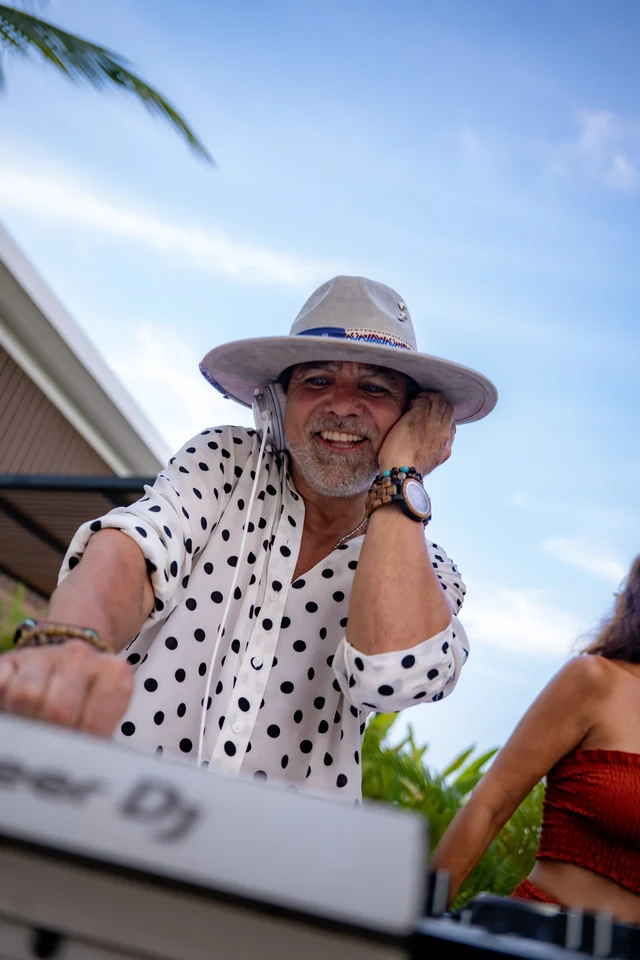 El DJ y la energía de una celebración de día
