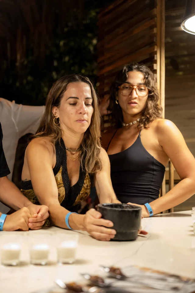 Invitadas reunidas alrededor de la mesa
