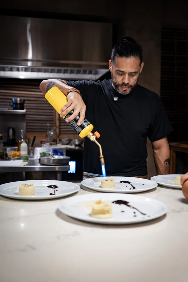 Un chef prepara los detalles de una experiencia gastronómica
