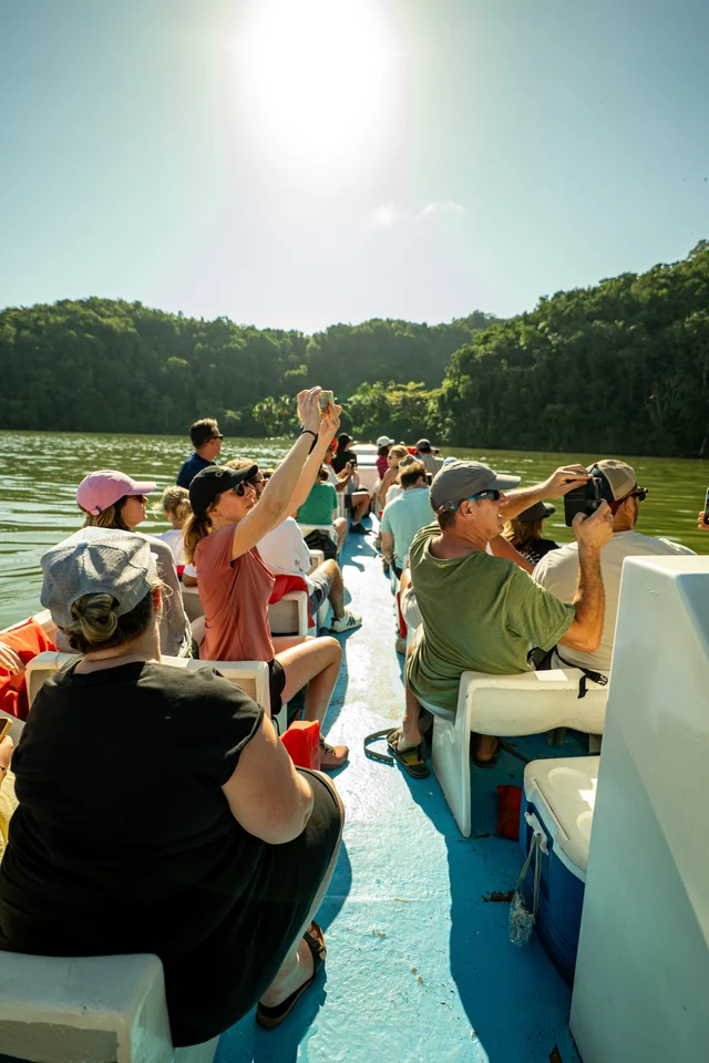Un grupo disfruta de una experiencia en el mar